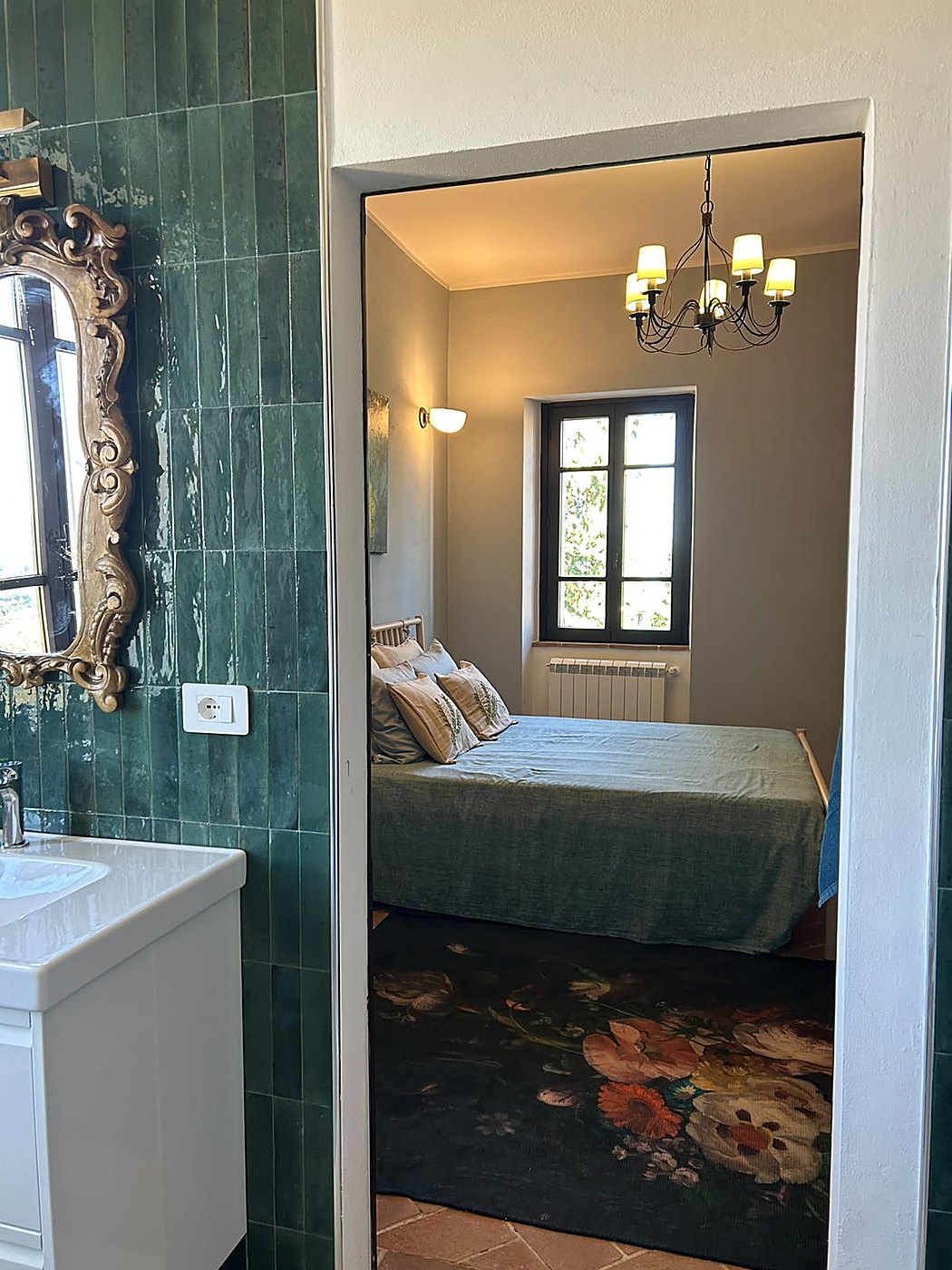 Vanuit de groene badkamer kijk je de aangrenzende slaapkamer in