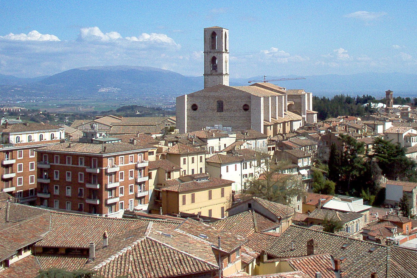 Perugia: de kerktoren van San Domenico boven de terracotta daken